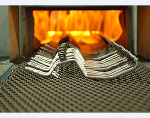 一個(gè)連續(xù)式網(wǎng)帶式保護(hù)氣氛釬焊爐