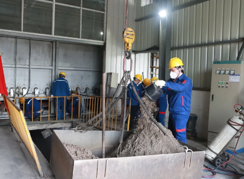 零部件事業部黨員突擊隊支援退火爐設備維護保養(圖1) 零部件事業部黨員突擊隊支援退火爐設備維護保養(圖1)