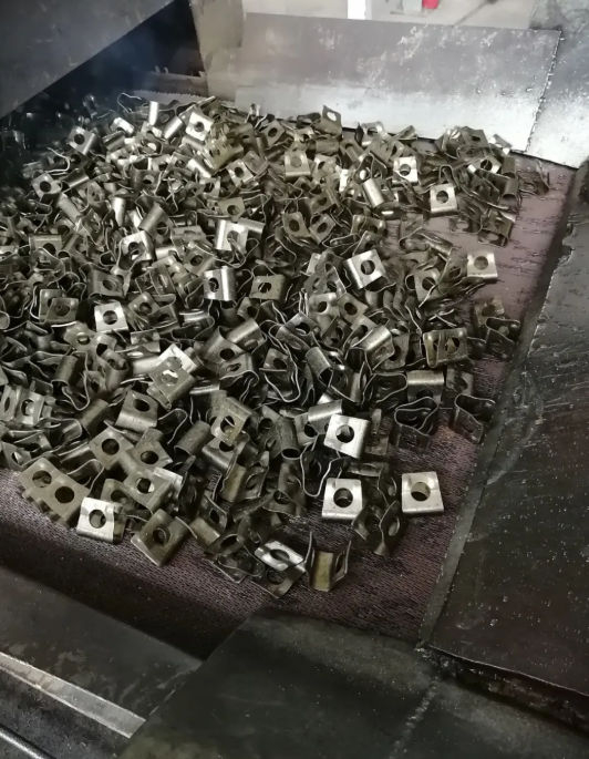 65Mn彈性夾片淬火處理(圖4) 65Mn彈性夾片淬火處理(圖4)